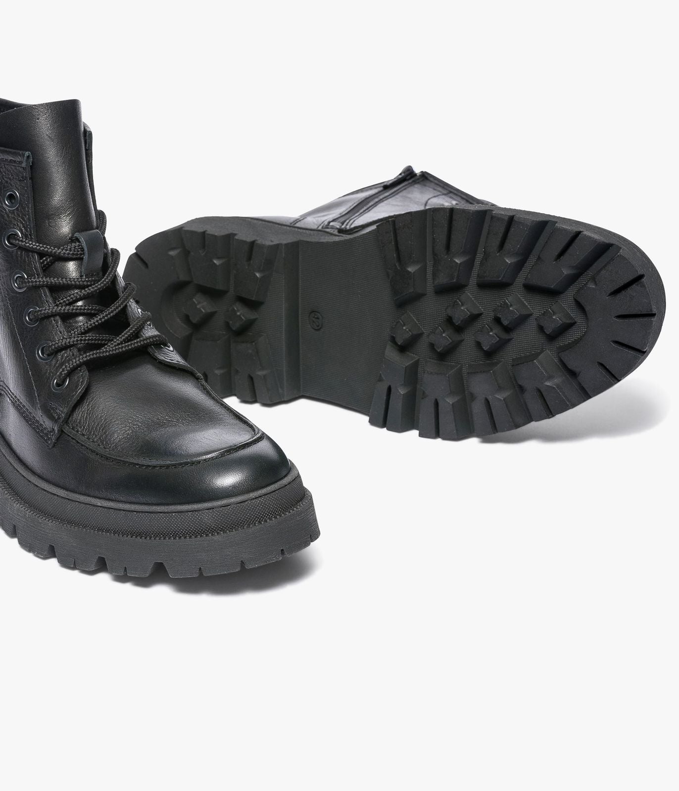 LEATHER BOOT WITH LACES AND TRACK SOLE